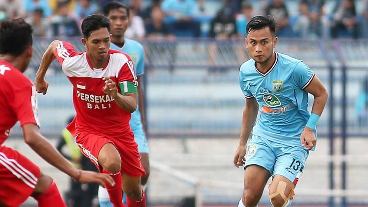 Situasi pertandingan Persela Lamongan melawan Persekaba Bali
