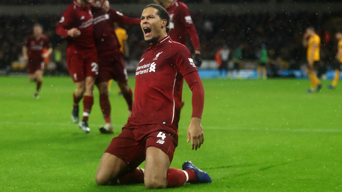 Selebrasi Virgil van Dijk usai cetak gol ke gawang Wolves, Sabtu (22/12/18). Copyright: twitter.com/LFC