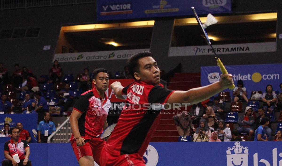 Pasangan dari Pratama Badmimton Academy (Surabaya), Syahrizal Dafandi Arafixqli dan Syahrozi Dafandi Arafixqli dalam laga final Kejurnas Perorangan Taruna PBSI 2018. Copyright: Herry Ibrahim/Indosport.com