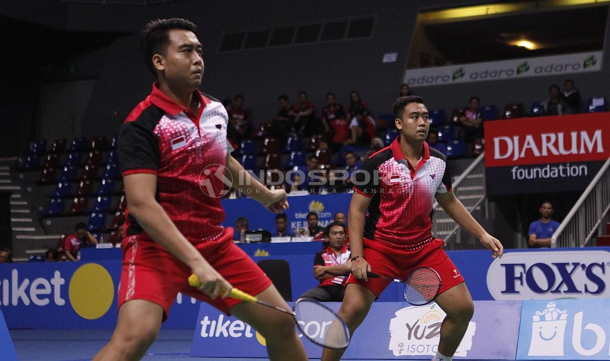 Pasangan dari Pratama Badmimton Academy (Surabaya), Syahrizal Dafandi Arafixqli dan Syahrozi Dafandi Arafixqli dalam laga final Kejurnas Perorangan Taruna PBSI 2018.