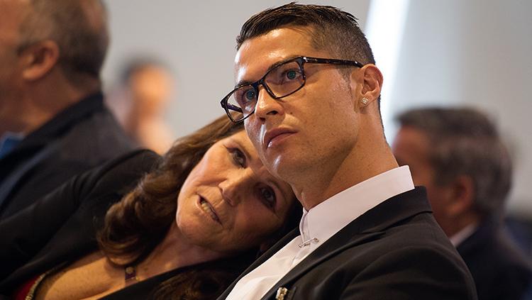Ibunda Cristiano Ronaldo, Dolores Aveiro, mengatakan anaknya jadi korban mafia sepak bola. - INDOSPORT