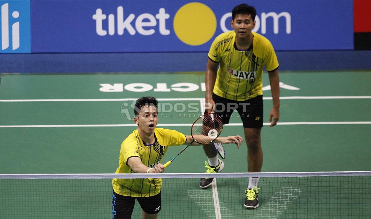Pasangan klub Jaya Raya, Angga Pratama/Muhammad Rian Ardianto saat tampil pada babak final Kejurnas Beregu Campuran PBSI 2018.