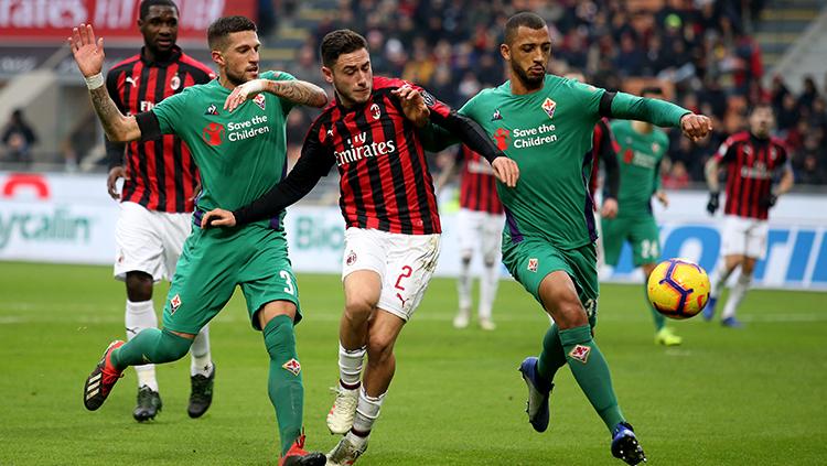 Davide Calabria (tengah) mencoba menjaga penguasaan bola.