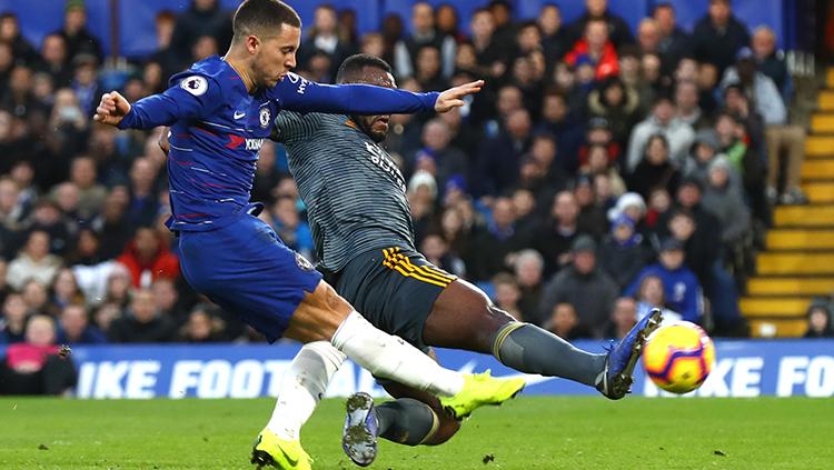 Eden Hazard mencoba menjaga penguasaan bola. Copyright: Clive Rose/Getty Images