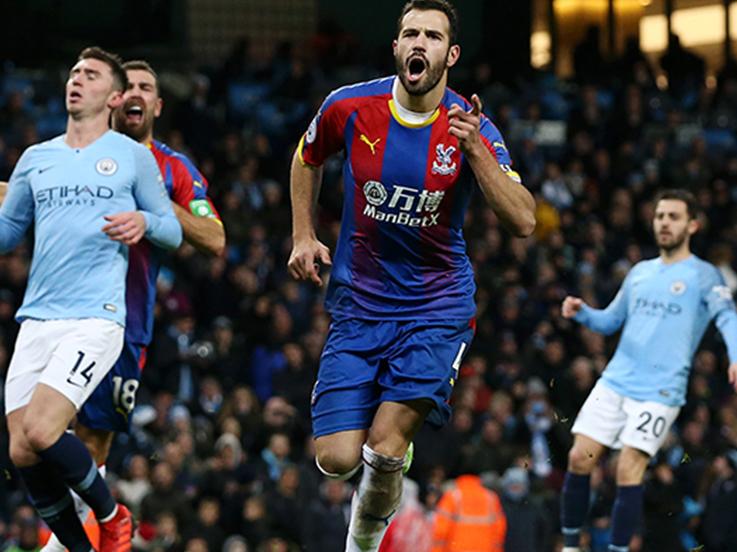 Luka Milivojevic berselebrasi usai mencetak gol ke gawang Man City. Copyright: Clive Brunskill/Getty Images