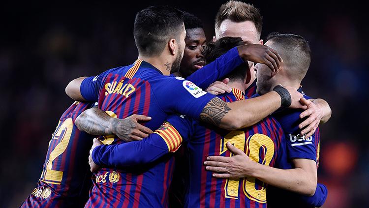 Para pemain Barcelona merayakan gol Lionel Messi.