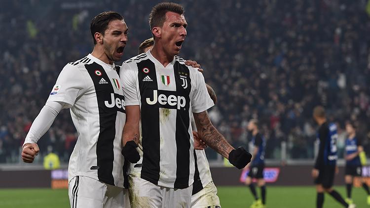 Mario Mandzukic berselebrasi usai mencetak gol ke gawang AS Roma. Copyright: Tullio M. Puglia/Getty Images