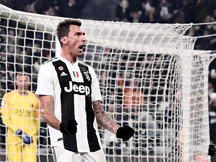 Mario Mandzukic berselebrasi usai mencetak gol ke gawang AS Roma. Copyright: Daniele Badolato/Getty Images