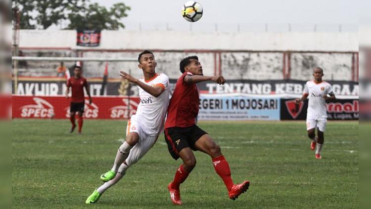 Pemain PS Mojokerto Putra Krisna Adi (kanan) saat berebut bola di Liga 2 2018.