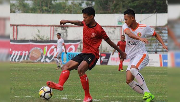 Pemain PS Mojokerto Putra Krisna Adi (kiri) saat berebut bola di Liga 2 2018.