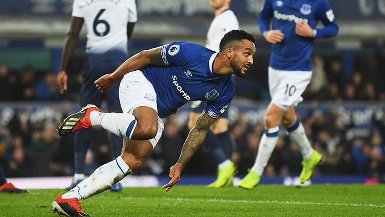 Theo Walcott berselebrasi usai mencetak gol ke gawang Tottenham Hotspur. Copyright: Gareth Copley/Getty Images