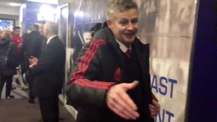 Gaya berkelas Ole Gunnar Solskjaer pasca laga Manchester United vs Cardiff Copyright: MUTV