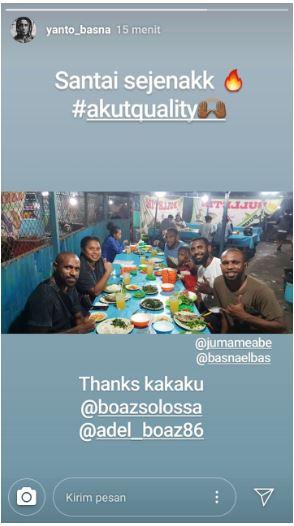 Yanto Basna menikmati makan malam bersama Boaz Solossa. Copyright: Instagram/@yanto_basna