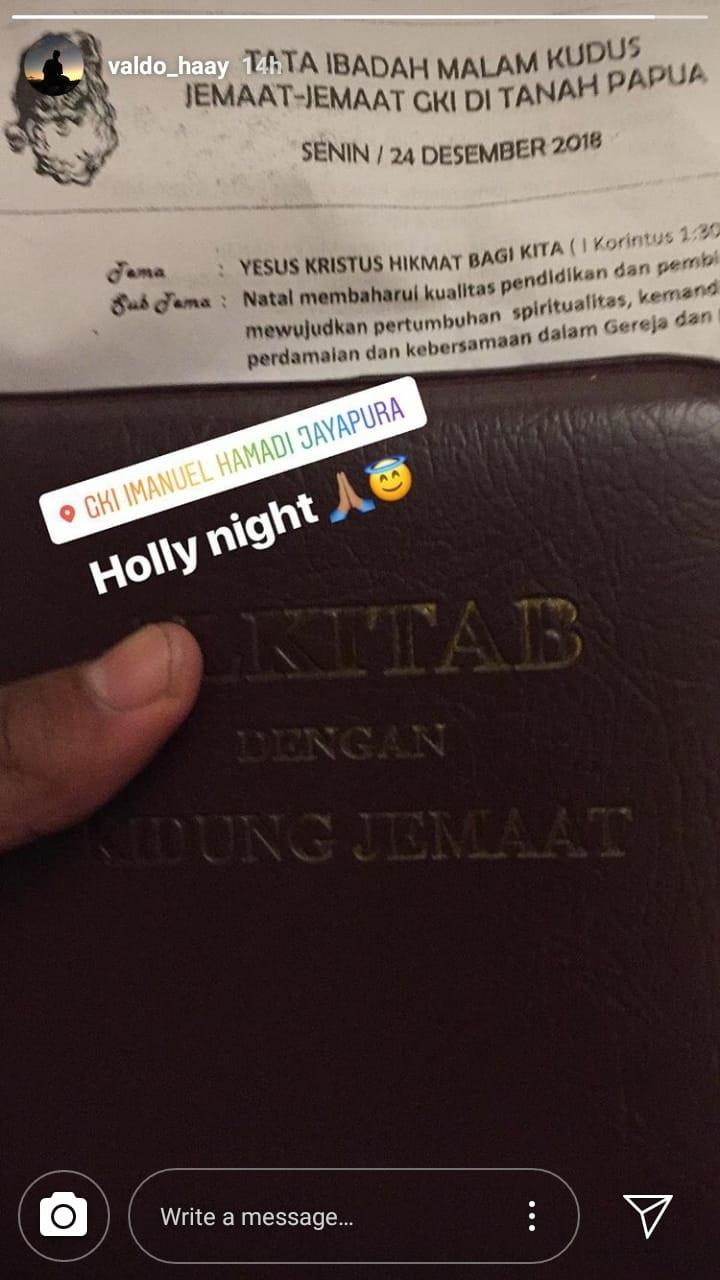 Pemain Persebaya Surabaya, Osvaldo Haay, merayakan natal dengan khitmad di sebuah gereja di Papua Copyright: Instagram/Osvaldo Haay