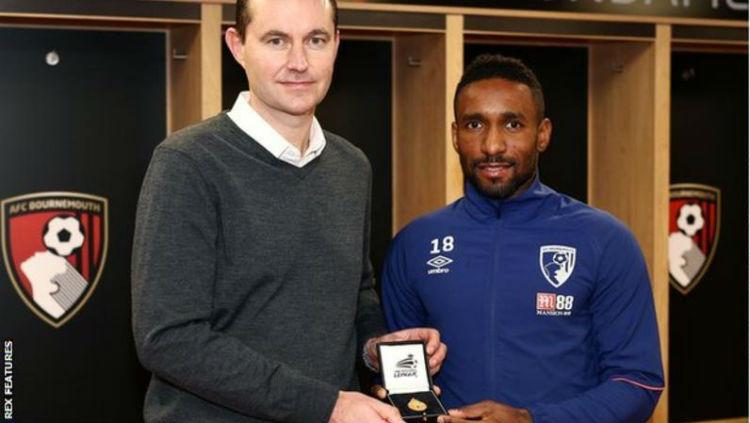 Jermain Defoe menerima medali Piala Liga Inggris. Copyright: BBC