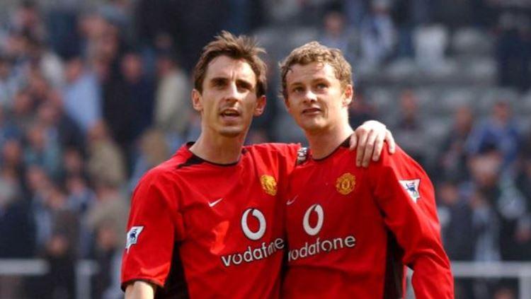 Gary Neville dan Ole Gunnar Solskjaer ketika masih menjadi pemain Manchester United. Copyright: Getty Images