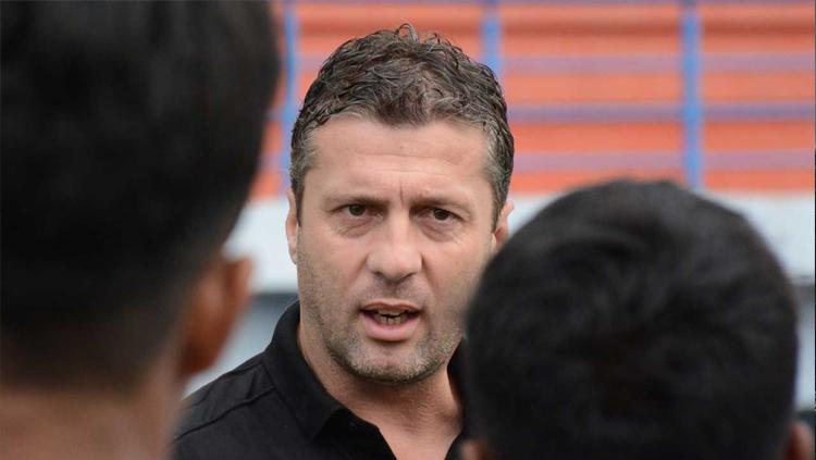Pelatih asal Montenegro Miljan Radovic tiba-tiba saja muncul dengan unggahan memakai jersey Persib Bandung.