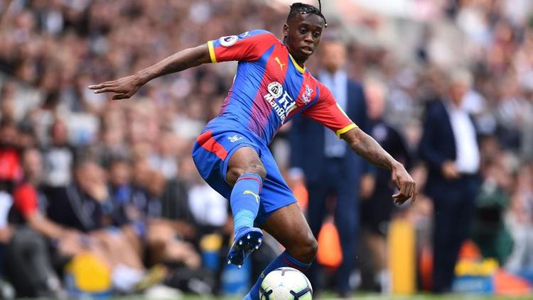 Aaron Wan-Bissaka tengah mengontrol bola Copyright: Getty Images