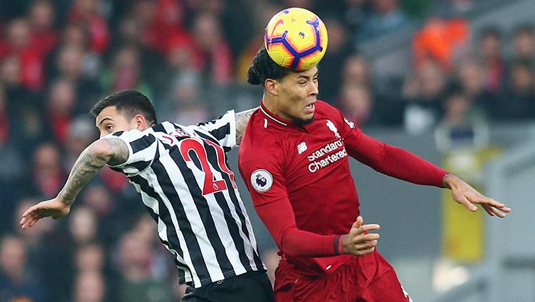 Virgil van Dijk melakukan sundulan. Copyright: Jan Kruger/Getty Images