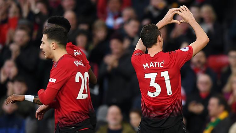 Nemanja Matic berselebrasi usai membawa Man United membuka keunggulan atas sang tamu. Copyright: Gareth Copley/Getty Images