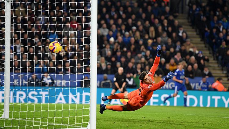 Ederson Moraes melihat gawangnya dibobol keduanya kalinya saat menghadapi Leicester City. Copyright: Shaun Botterill/Getty Images