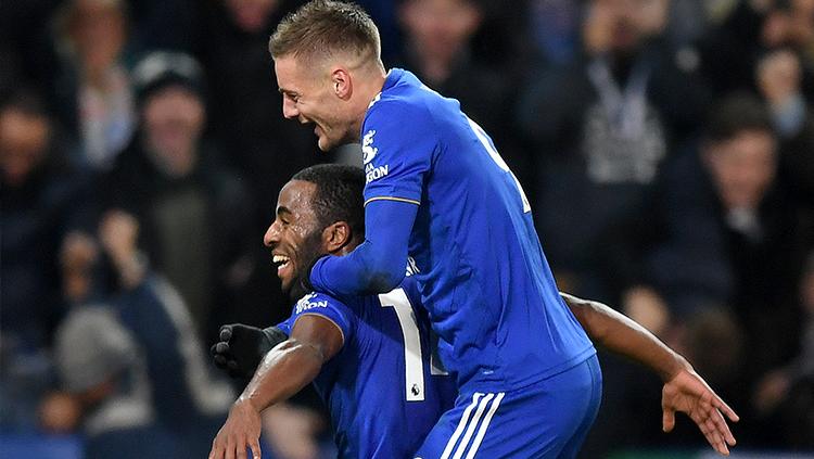 Ricardo Perreira berselebrasi bersama Jamie Vardy usai mencetak gol ke gawang Man City.