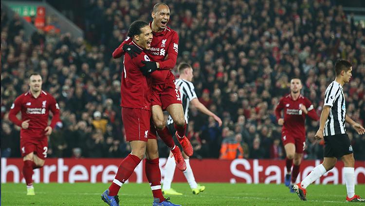 Fabinho bersama Virgil van Dijk berselebrasi usai mencetak gol ke gawang Newcastle.