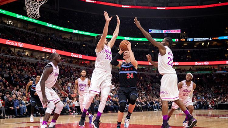 Lauri Markkanen (no 24) berusaha memasukan bola ditengah kawalan ketta pemain Minnesota Timberwolves