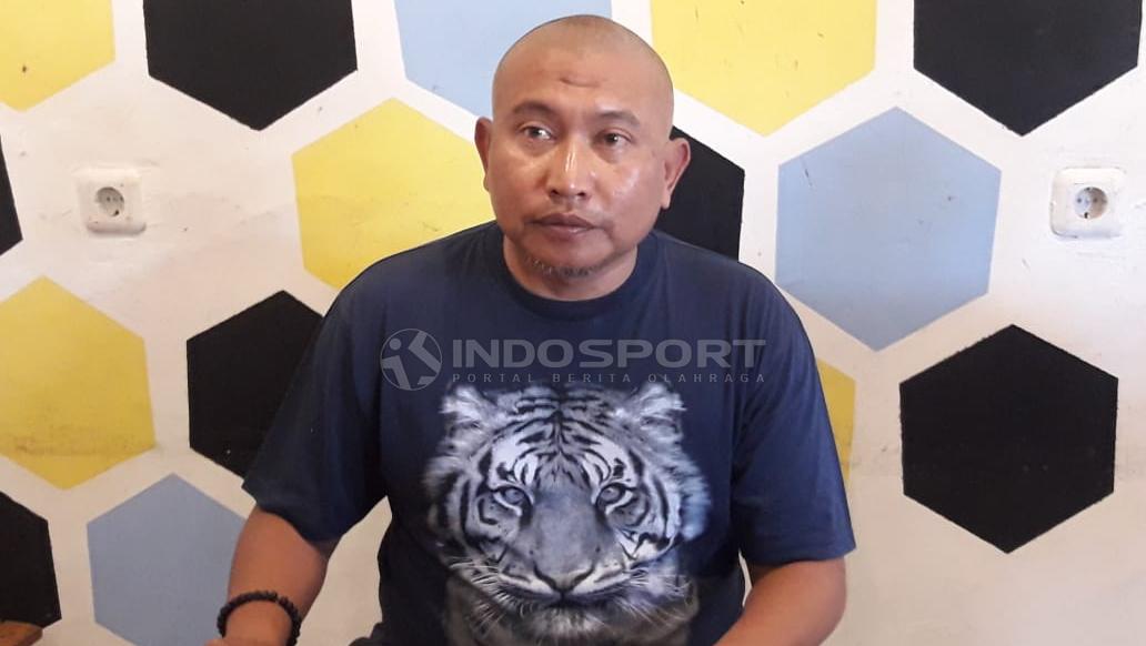 Bambang Suryo menilai sanksi seumur hidup dari Komdis PSSI sebagai dagelan bola versi baru. Lantaran menjatuhkan sanksi serupa dgn berbeda kasusnya. - INDOSPORT