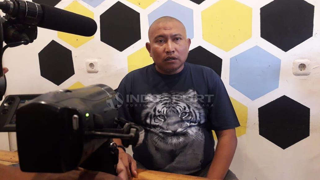 Bambang Suryo menilai sanksi seumur hidup dari Komdis PSSI sebagai dagelan bola versi baru. Lantaran menjatuhkan sanksi serupa dgn berbeda kasusnya.
