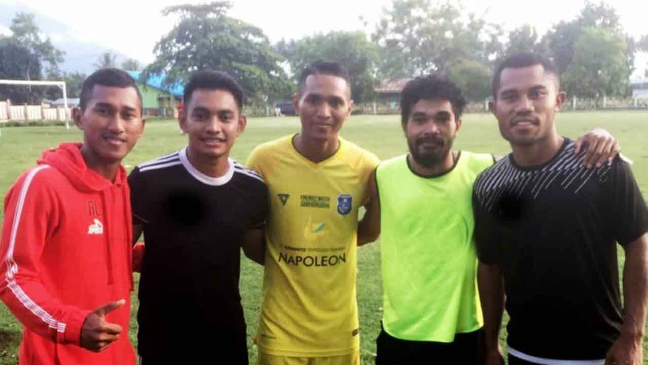 Ardi Idrus bersama pemain lainnya di Ternate.