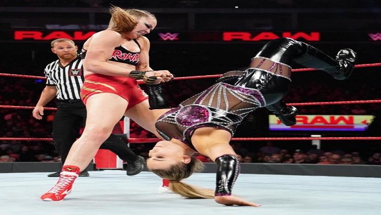Ronda Rousey Melumpuhkan Natalya Copyright: WWE