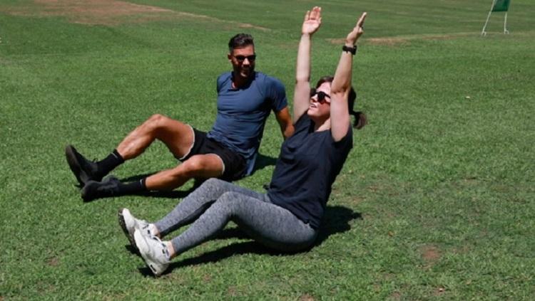 Gerakan seated arms raise untuk latihan pasca persalinan Copyright: Yahoo