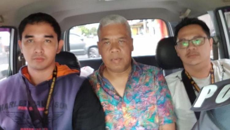 Anggota Komisi Disiplin PSSI Dwi Irianto alias Mbah Putih (tengah) diciduk Satgas Anti Mafia Bola dari Hotel New Saphire, Yogyakarta, Jumat (28/12/2018). Copyright: Istimewa