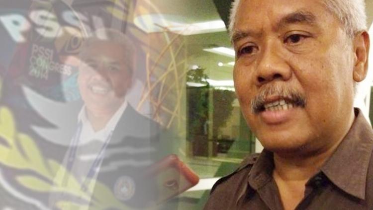 Anggota Komisi Disiplin PSSI Dwi Irianto alias Mbah Putih (tengah) diciduk Satgas Anti Mafia Bola dari Hotel New Saphire, Yogyakarta, Jumat (28/12/2018).