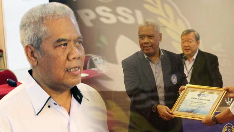 Anggota Komisi Disiplin PSSI Dwi Irianto alias Mbah Putih (tengah) diciduk Satgas Anti Mafia Bola dari Hotel New Saphire, Yogyakarta, Jumat (28/12/2018).