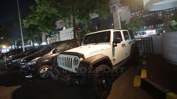 Mobil Jeep type Rubicon yang ditumpangi Ratu Tisha ke Ombudsman Copyright: Muhammad Nabil/INDOSPORT