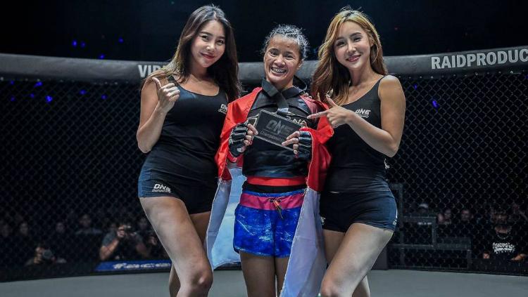 Priscilla Hertati Lumban Goal saat bertarung di atas oktagon.