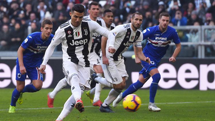 Cristiano Ronaldo tengah mengeksekusi bola dari kotak putih penalti