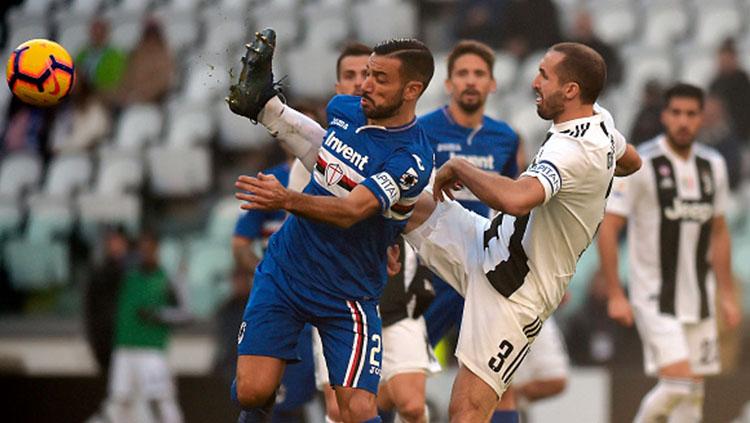 Kaki Giorgio Chiellini melewati belakng Fabio Quagliarella untuk mendapatkan bola