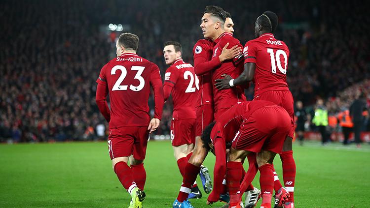 Roberto Firmino berselebrasi usai mencetak gol.