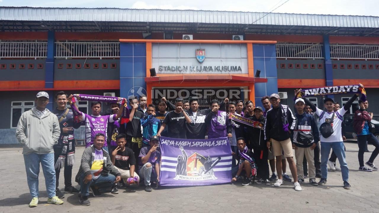 Ribuan suporter Persikmania mulai memadati Stadion Wijayakusuma, Cilacap, Minggu (30/12/18). Copyright: Ronald Seger Prabowo/Indosport.com