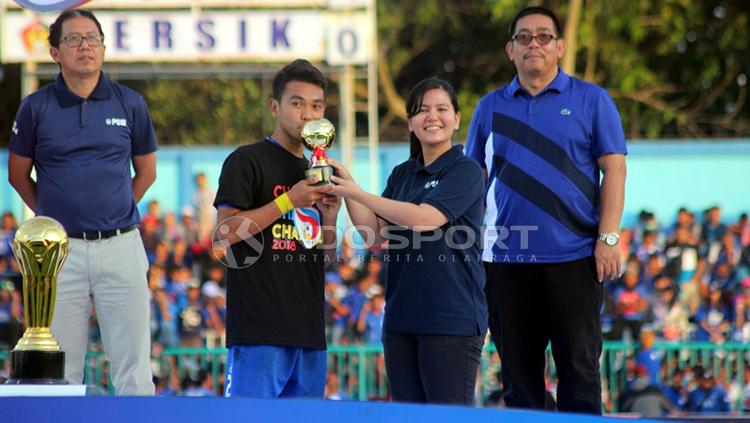Sekjen PSSI, Ratu Tisha menyerahkan trofi pemain terbaik Liga 3 kepada Kapten Persik Kediri, Galih Akbar Febriawan.