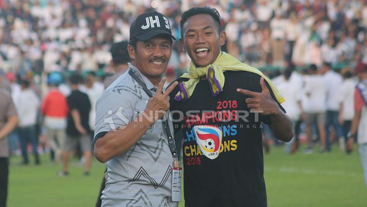 Pemain Persik berpose dengan pelatih PSCS, Jaya Hartono.