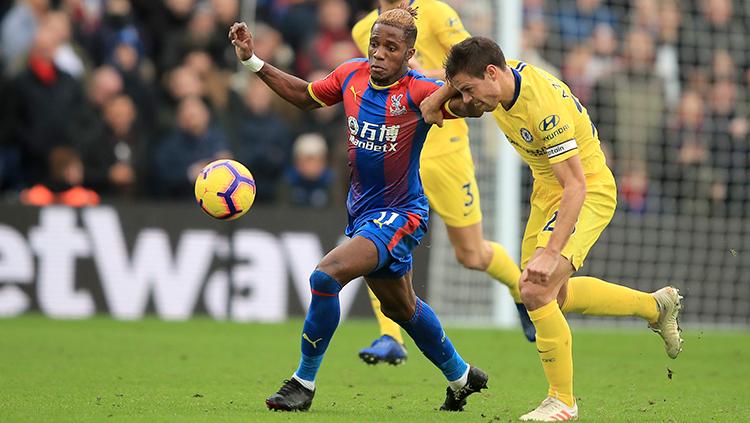 Wilfried Zaha dan Azpilicueta. Copyright: Getty Images