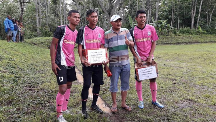 Sejumlah pemain profesional asal Malang tergabung dalam Dokjreng FC, melakukan tarkam amal untuk menghimpun dana bantuan bagi korban tsunami Lampung dan Banten.