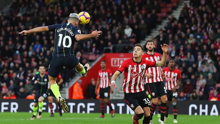 Sergio Kun Aguero saat mencetak gol ke gawang Southampton melalui sundulan.