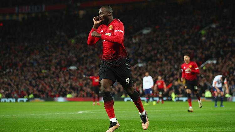 Romelu Lukaku berselebrasi usai mencetak gol ke gawang Bournemouth.