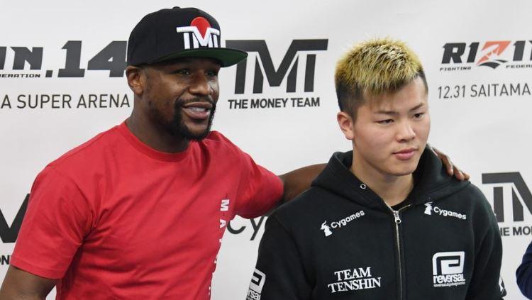 Floyd Mayweather dan Tenshin Nasukawa. - INDOSPORT