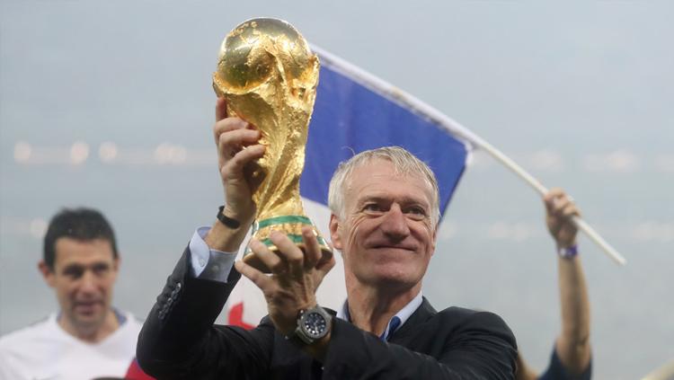 Didier Deschamps saat merengkuh trofi Piala Dunia 2018. Copyright: RT.com